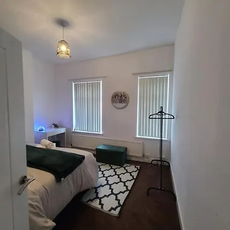 Business Friendly 2br House Sleeps 5, Wi-fi, Workspace & Free Parking 別荘