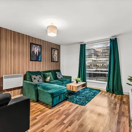 Large - Sleeps 8 * Manchester