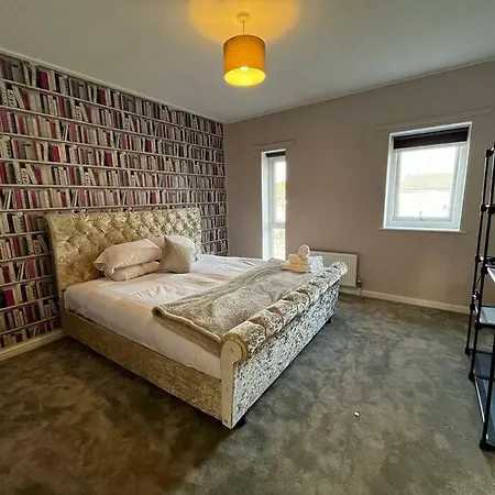 Deluxe 4 Bed House Near The Etihad By Snoozystays Ferienhaus