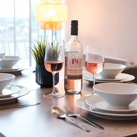 Pluxa Nordic Sky - Spacious Gem 2bed 2bath, & Free Parking Apartment