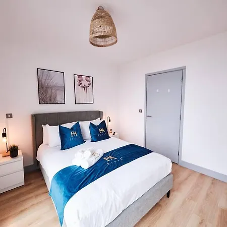 Pluxa Nordic Sky - Spacious Gem 2bed 2bath, & Free Parking Apartment Manchester