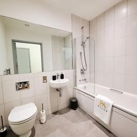 Pluxa Nordic Sky - Spacious Gem 2bed 2bath, & Free Parking * Manchester