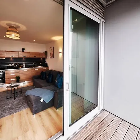 Pluxa Nordic Sky - Spacious Gem 2bed 2bath, & Free Parking Apartment *
