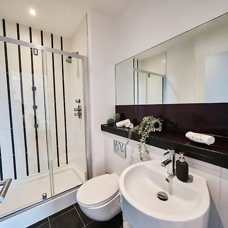 Pluxa Nordic Sky - Spacious Gem 2bed 2bath, & Free Parking * Manchester