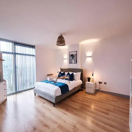 Pluxa Nordic Sky - Spacious Gem 2bed 2bath, & Free Parking Apartment Manchester