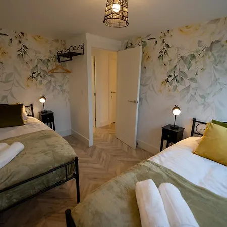 בית נופש Exquisite 6 Bedroom Luxury *