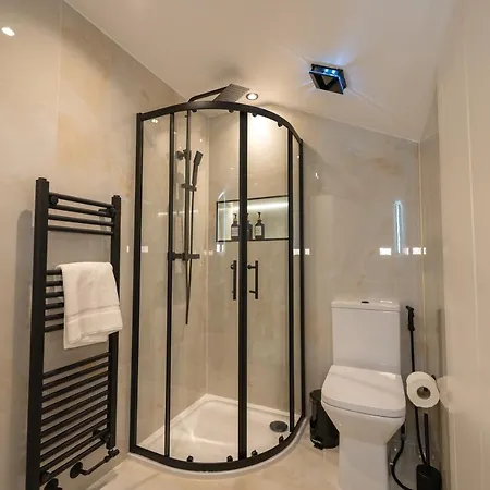 בית נופש Exquisite 6 Bedroom Luxury *