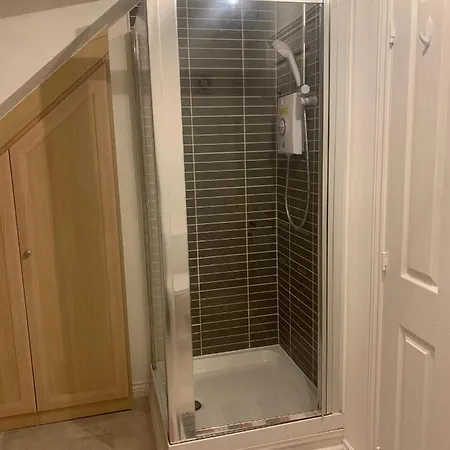 בית אירוח Comfy Double Bedroom In Greater מנצ'סטר