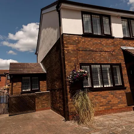 3 Bed House - Sleeps 6 - Garden - Parking - Wifi