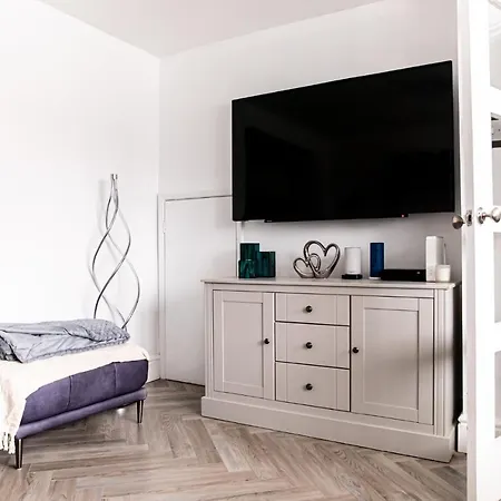 3 Bed House - Sleeps 6 - Garden - Parking - Wifi