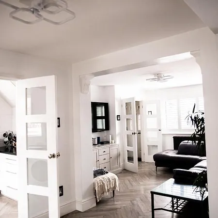 3 Bed House - Sleeps 6 - Garden - Parking - Wifi Μάντσεστερ