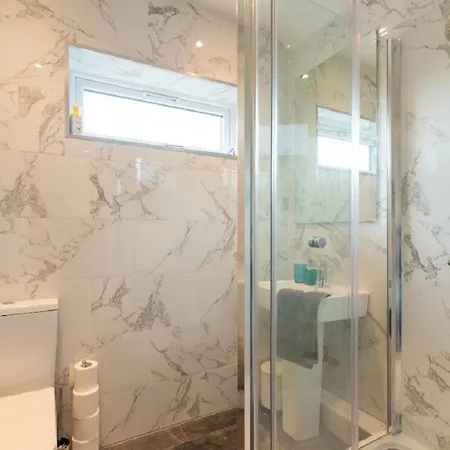 Contractor Sleeps 6 - 11 - Airport Holiday home Manchester