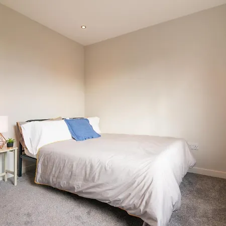 Contractor Sleeps 6 - 11 - Airport Manchester