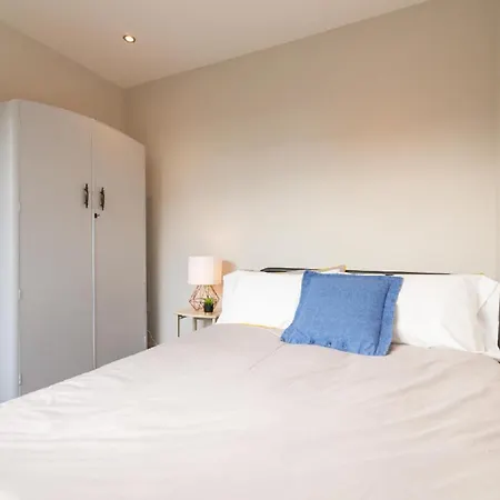 Contractor Sleeps 6 - 11 - Airport