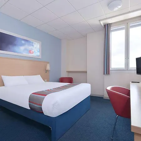 Отель Travelodge Кру