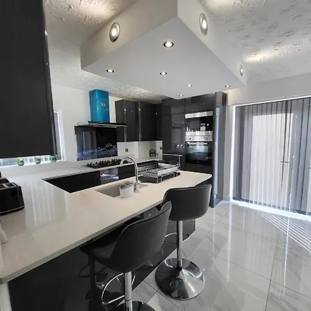 Serene 3br With Free Parking * マンチェスター