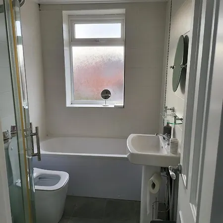 Serene 3br With Free Parking 別荘 *