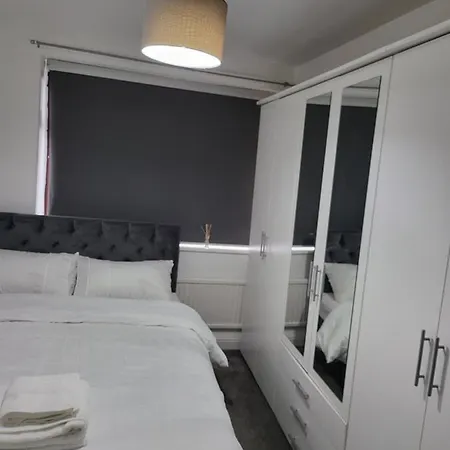 Serene 3br With Free Parking * マンチェスター