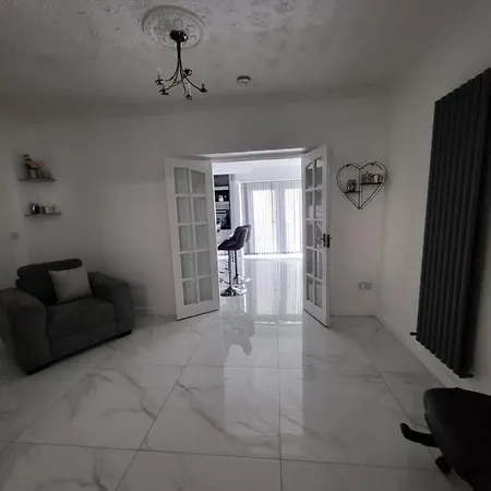 Serene 3br With Free Parking 別荘 *