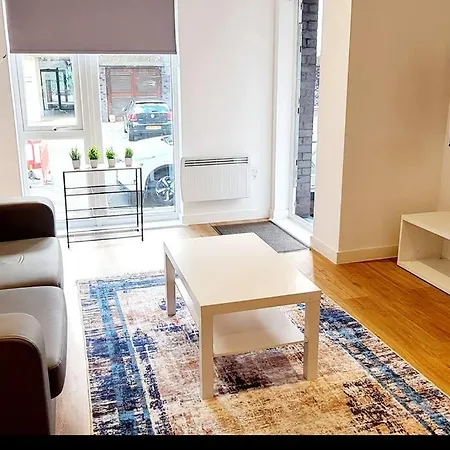 2 Bed Manchaster With Private Entrance *
