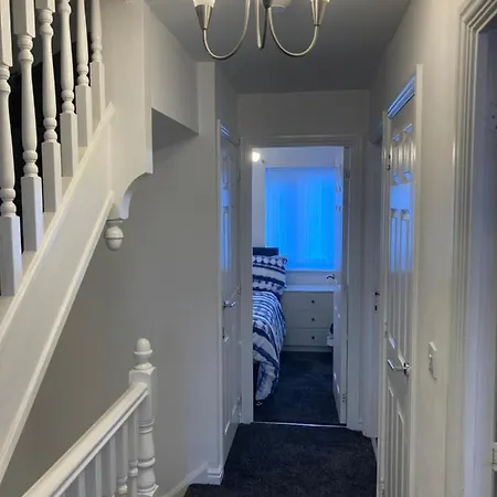 דירה Spacious 4 Bed House, Sleep 8 Short & Long Stay, Free Parking ,5min Drive From Man Stadium