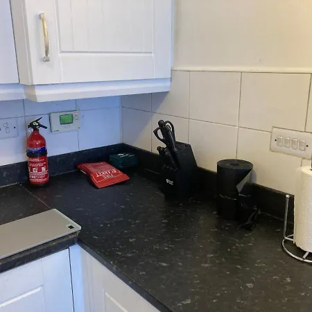 Spacious 4 Bed House, Sleep 8 Short & Long Stay, Free Parking ,5min Drive From Man Stadium מנצ'סטר