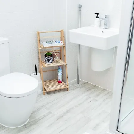 Beautifully Fab 3 Bedroom 4 Beds New 8 Guests Stretford Trafford * Манчестер