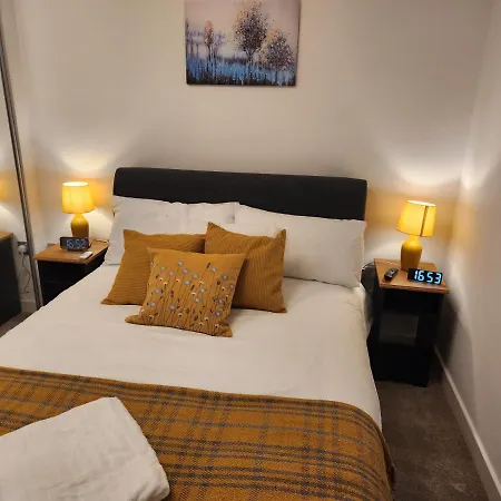 Beautifully Fab 3 Bedroom 4 Beds New 8 Guests Stretford Trafford Дом отдыха Манчестер