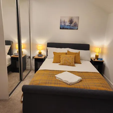Дом отдыха Beautifully Fab 3 Bedroom 4 Beds New 8 Guests Stretford Trafford Манчестер