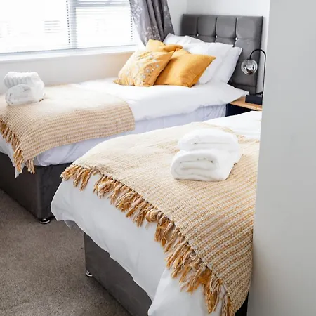 Дом отдыха Beautifully Fab 3 Bedroom 4 Beds New 8 Guests Stretford Trafford Манчестер