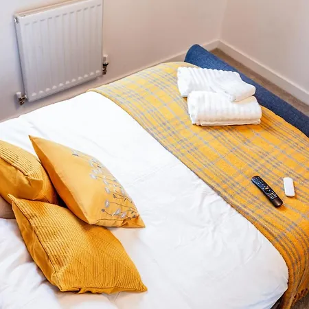 Beautifully Fab 3 Bedroom 4 Beds New 8 Guests Stretford Trafford Манчестер