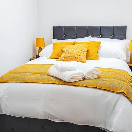 Beautifully Fab 3 Bedroom 4 Beds New 8 Guests Stretford Trafford Дом отдыха *