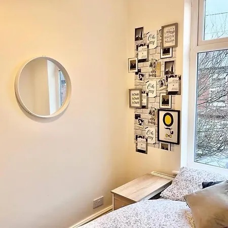Awesome 4 Bed House In Manchester