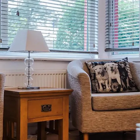 Spacious Near United Stadium - Pass The Keys * 맨체스터