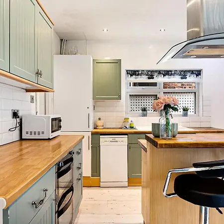 Spacious Near United Stadium - Pass The Keys 맨체스터