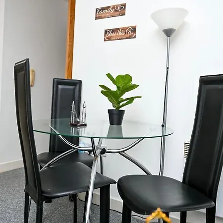 In A Flat Проживание в семье