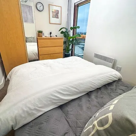 In A Flat Проживание в семье Манчестер