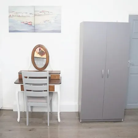 Cheadle House Holidays Дом отдыха *