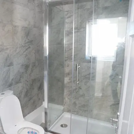 Cheadle House Holidays Дом отдыха *