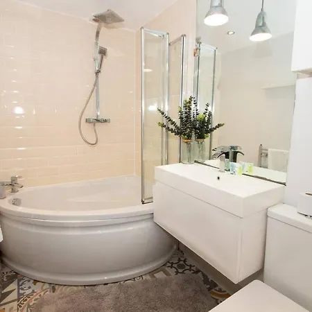 Beautiful West Didsbury 4br *