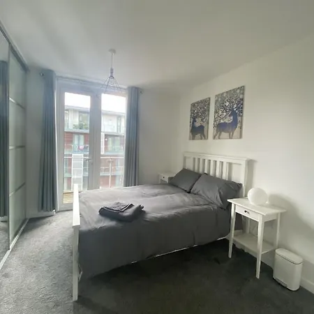 Center 2 Bed شقة *