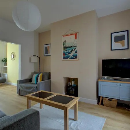 Pass The Keys Colourful Sleeps 6 Hotel Manchester