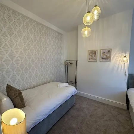 Three Bedroom Manchester, Sleeps 8! *
