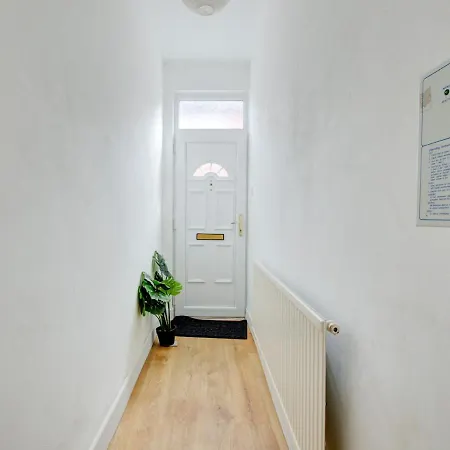 Pass The Keys Colourful Sleeps 6 Hotel