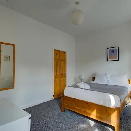 Pass The Keys Colourful Sleeps 6 Hotel