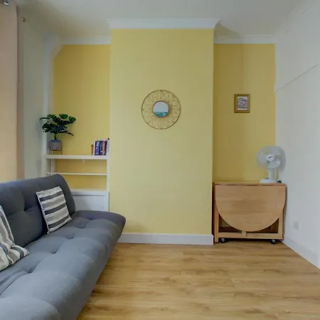 Pass The Keys Colourful Sleeps 6 Hotel Manchester