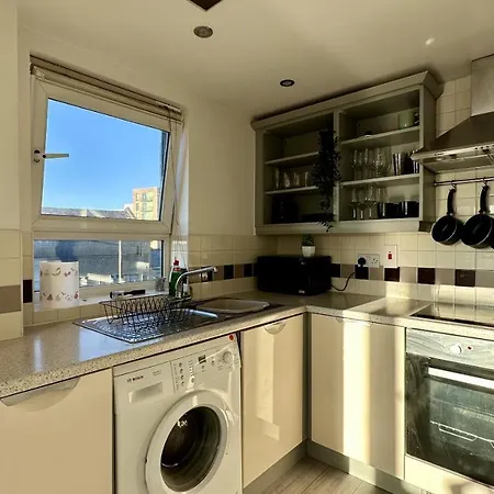 Lux Livin' - Luxury 2 Bed With Free Parking