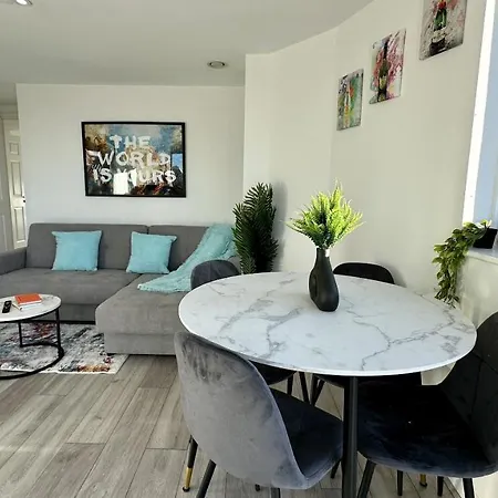 Lux Livin' - Luxury 2 Bed With Free Parking