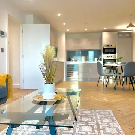 Luxury In - Rooftop Swim Apartment