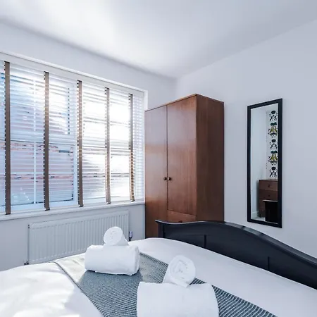 別荘 4 Bedroom Townhouse In - By Hilltop Serviced